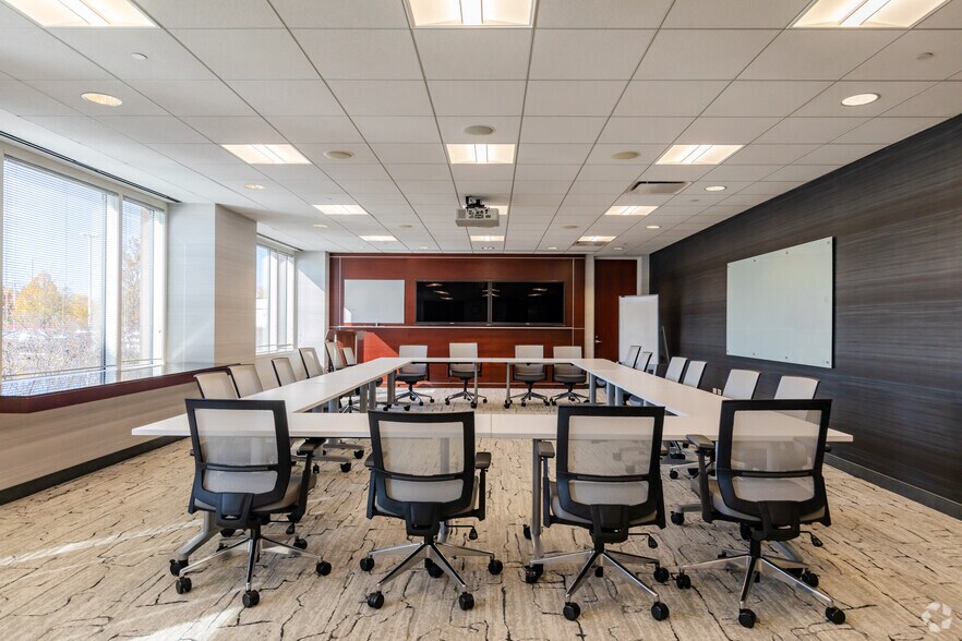 More Photos Of 1033 Skokie Blvd, Northbrook Unknown For Lease