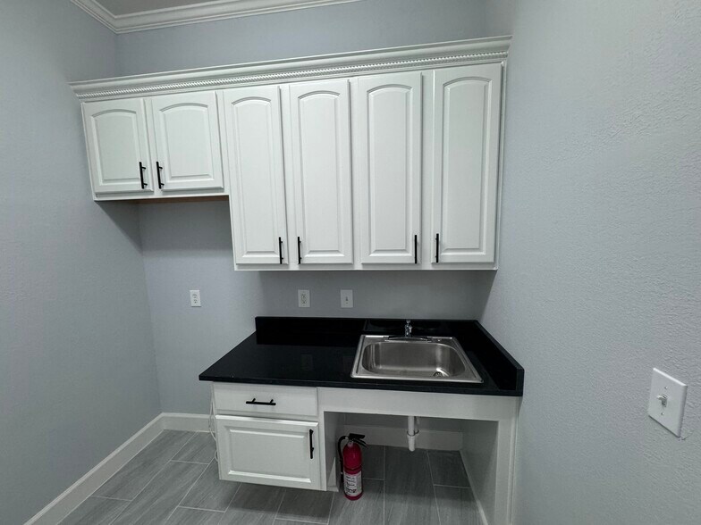 More Photos Of 1802 Snake River Rd, Katy Office For Sale