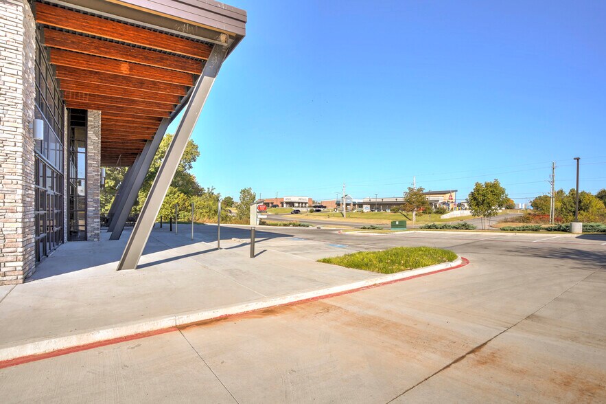 More Photos Of 771 W Tucson St, Broken Arrow General Retail For Sale