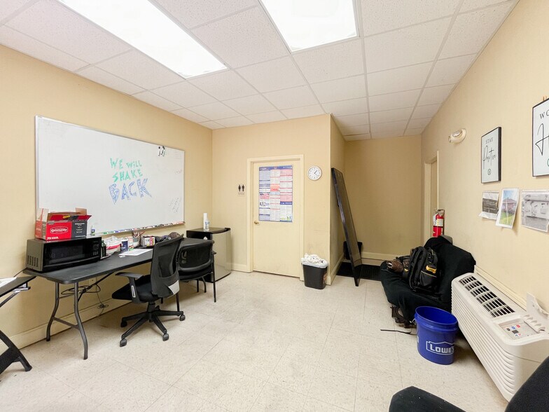 More Photos Of 2736 O'Neal Ln, Baton Rouge Light Distribution For Lease