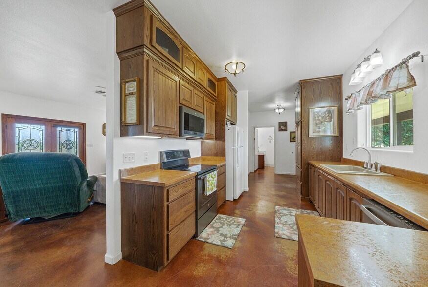 More Photos Of 14221 FM 2790, La Coste Warehouse For Sale