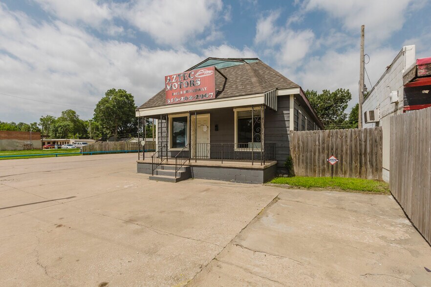 More Photos Of 2013 S Broadway St, Wichita Auto Dealership For Sale