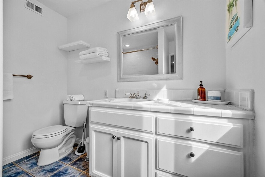 More Photos Of 179 Pomona Ave, Long Beach Hospitality For Sale
