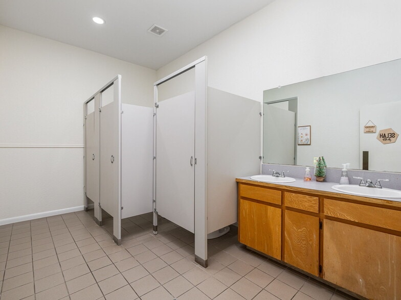 More Photos Of 6600 S Lakewoods Dr, Georgetown Specialty For Sale