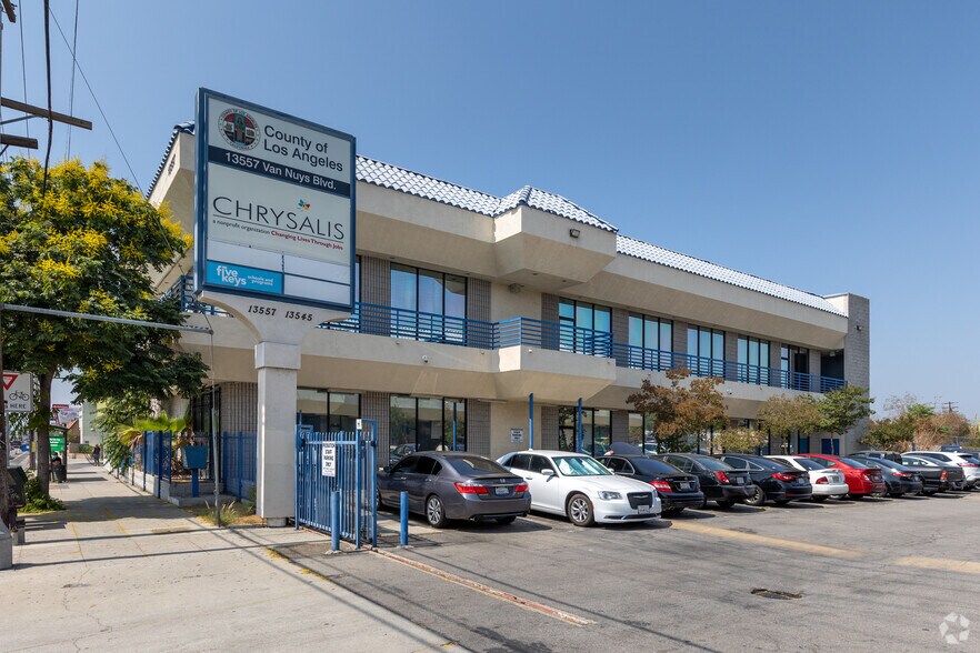 More Photos Of 13545-13557 Van Nuys Blvd, Pacoima Unknown For Lease