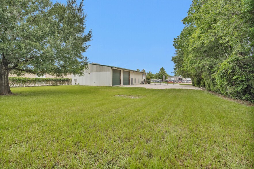 More Photos Of 11111 Neeshaw Dr, Houston Industrial For Lease