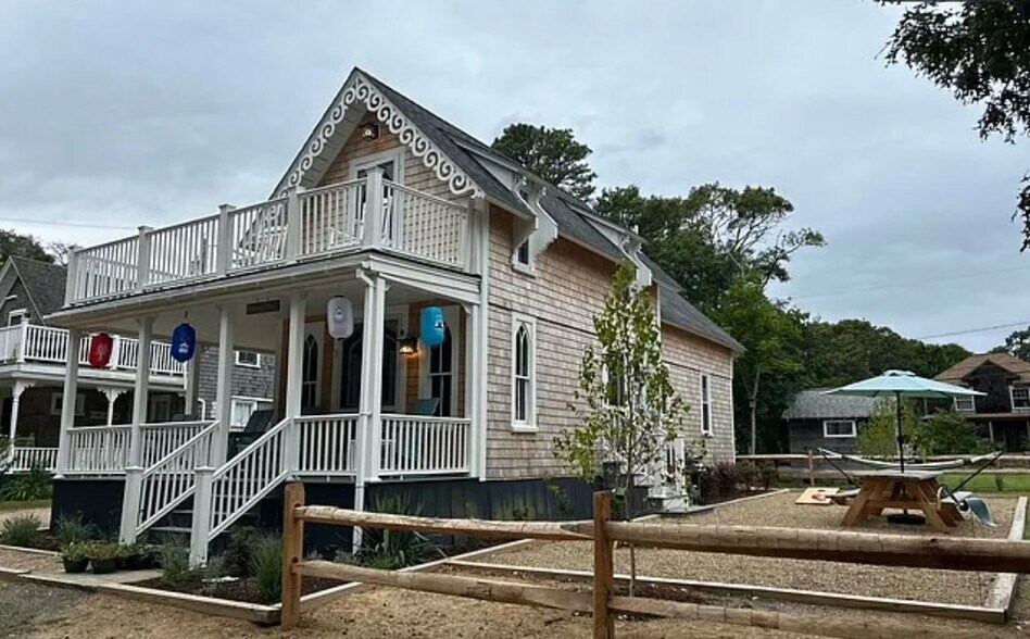 More Photos Of 9 Brunswick Ave, Vineyard Haven Specialty For Sale