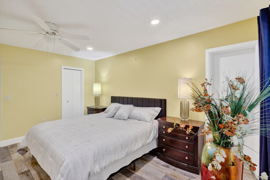 More Photos Of 1884 Southpointe Dr, Sarasota Apartments For Sale
