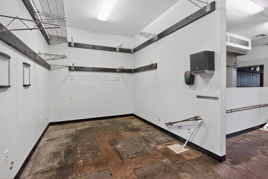 More Photos Of 2795 SW Wilshire Blvd, Burleson Flex For Lease