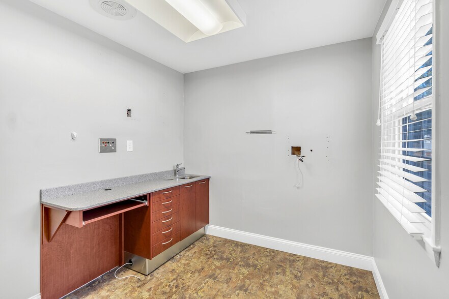 More Photos Of 311 Boston Post Rd, Wayland Office For Sale