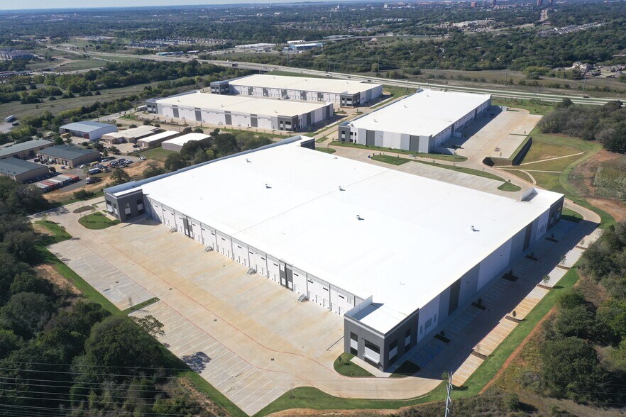 More Photos Of 3411 Mingo Rd, Denton Unknown For Lease