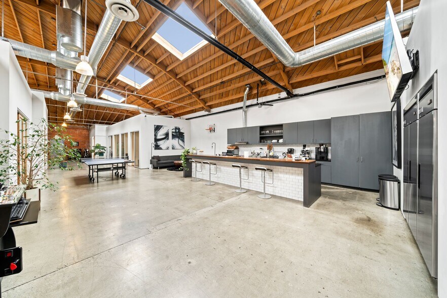 More Photos Of 2014-2058 Broadway, Santa Monica Loft Creative Space For Lease