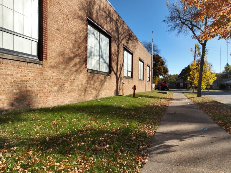 More Photos Of 5425-5435 N 27th St, Milwaukee Unknown For Lease