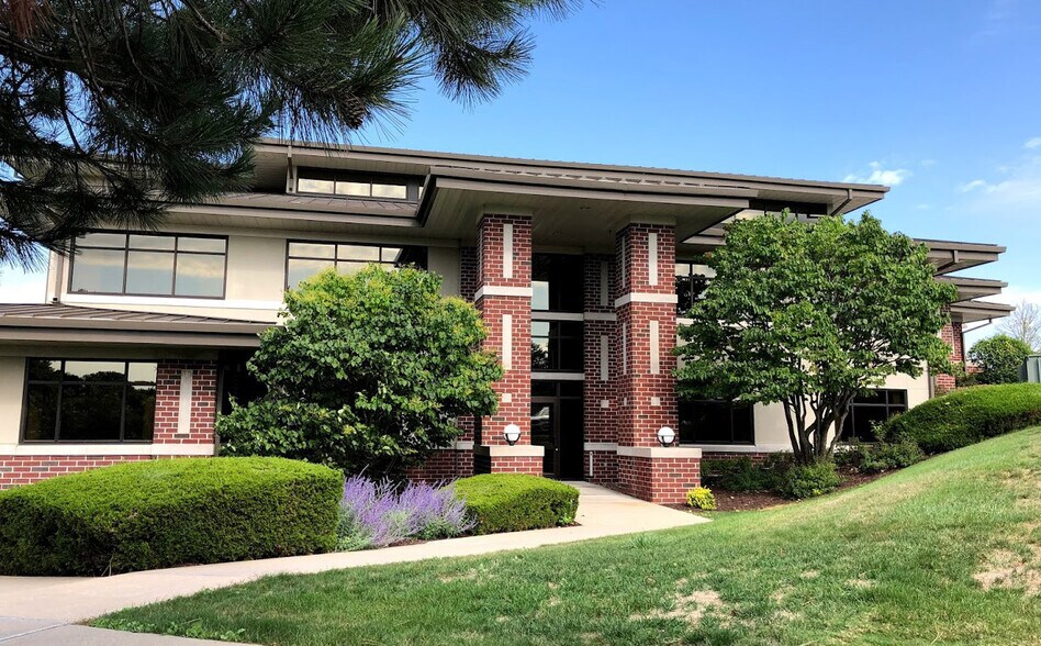 More Photos Of 1166 Quail Ct, Pewaukee Office For Lease