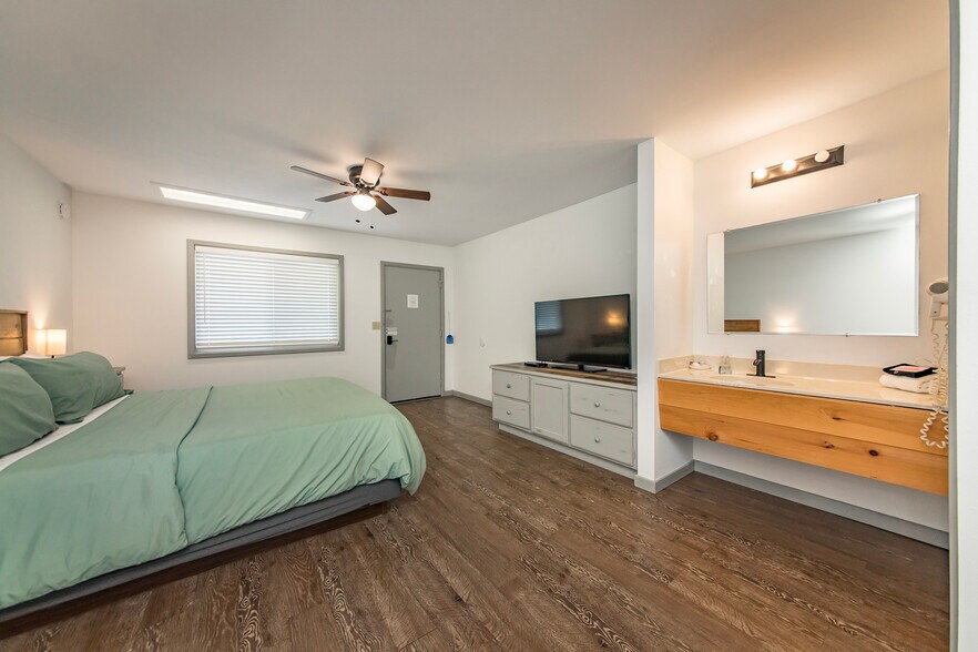 More Photos Of 8546 Edgemont Rd, Greers Ferry Hotel For Sale