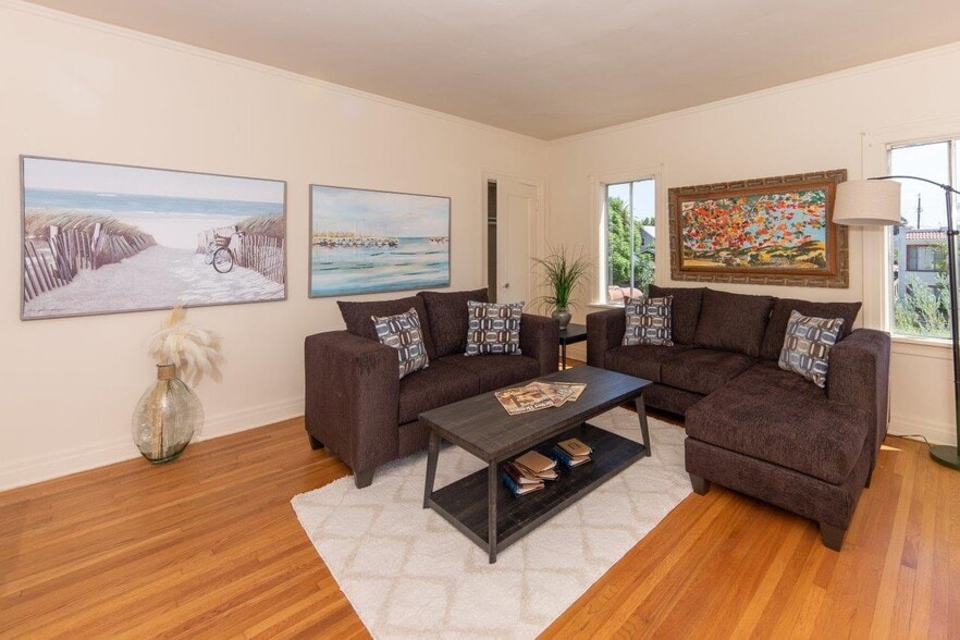 More Photos Of 833 N Ridgewood Pl, Los Angeles Apartments For Sale