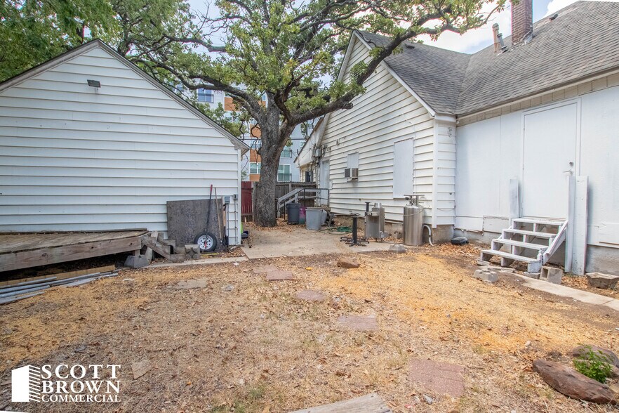More Photos Of 424 Bryan St, Denton Restaurant For Sale