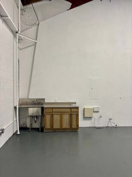 More Photos Of 361 Vernon Ave, Venice Warehouse For Lease