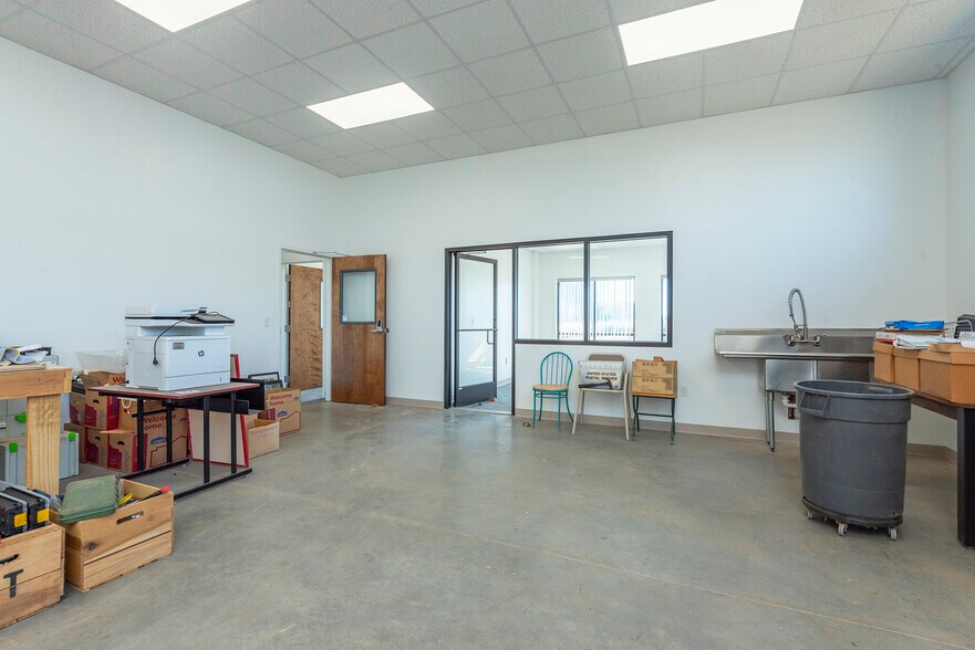 More Photos Of 25 Reeds Way, Flat Rock Warehouse For Lease