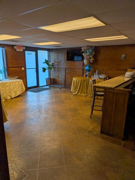 More Photos Of 14952 Pearl Rd, Strongsville Freestanding For Lease