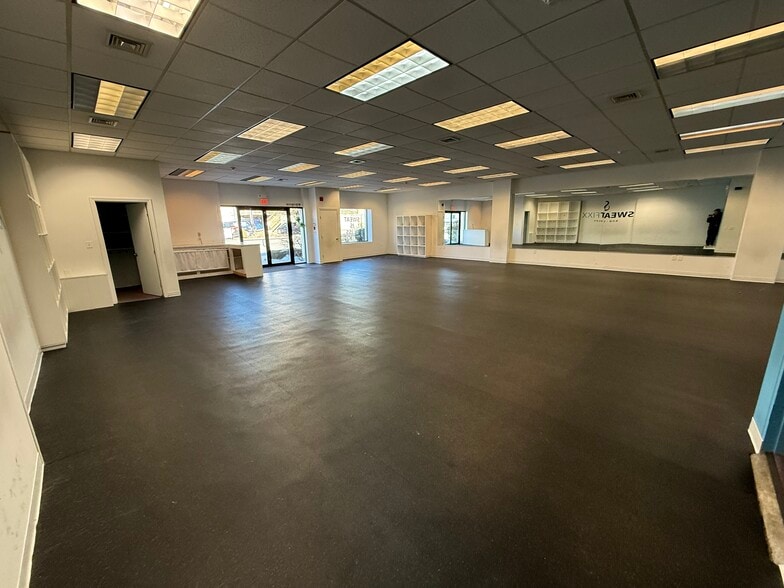 More Photos Of 14 Elliott St, Beverly General Retail For Lease