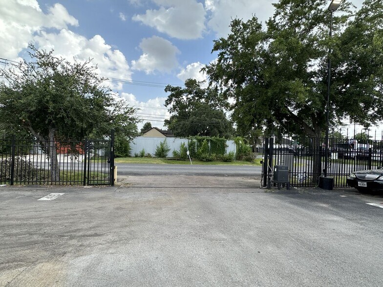 More Photos Of 9108-9110 Clarkcrest St, Houston Showroom For Lease