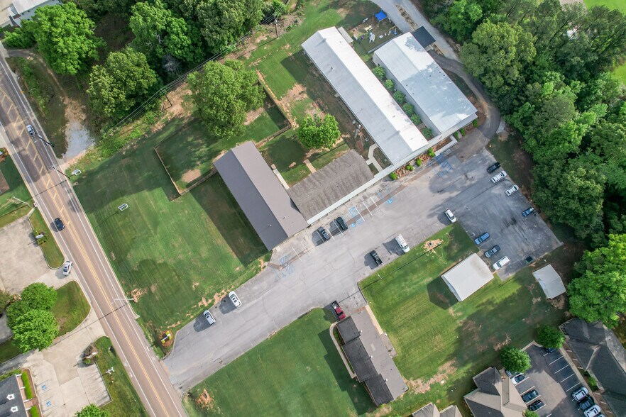 More Photos Of 2889 S Lamar Blvd, Oxford Flex For Sale