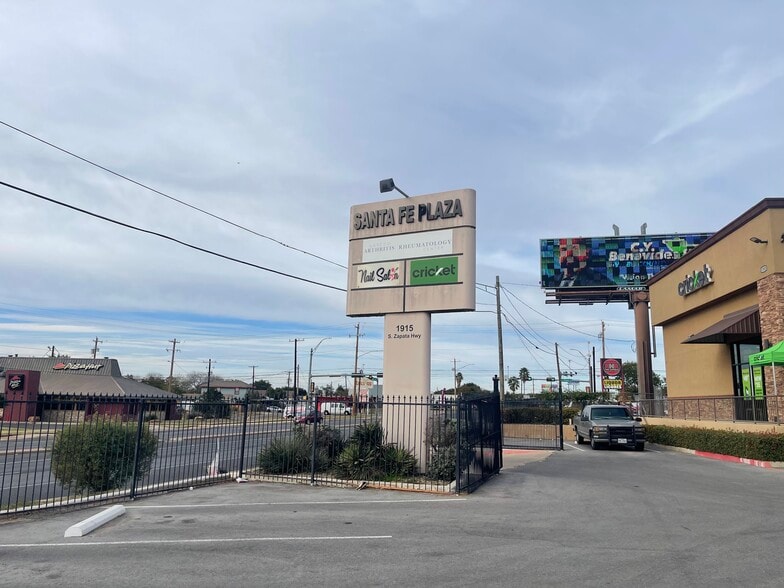 More Photos Of 1915 S Zapata Hwy, Laredo Storefront Retail Office For Lease