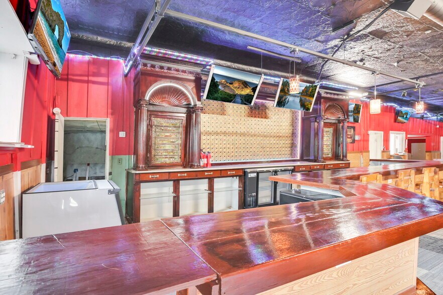 More Photos Of 11472 Broad St SW, Pataskala Bar For Lease