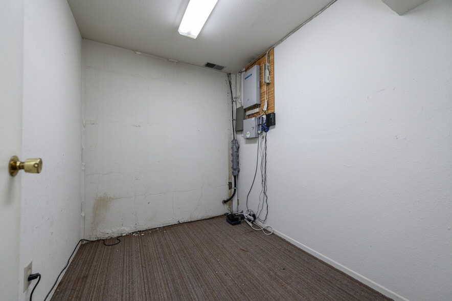 More Photos Of 711 W 17th St, Costa Mesa Light Manufacturing For Sale