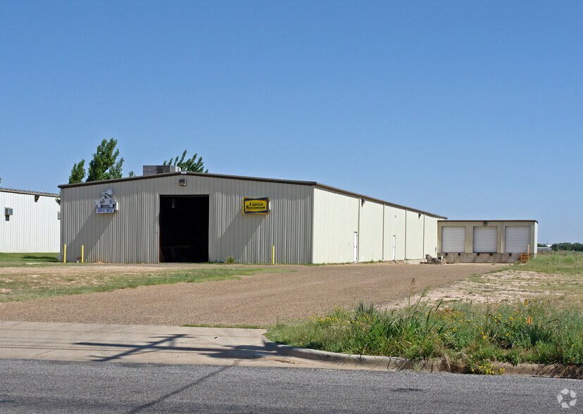 More Photos Of 921 E 66th, Lubbock Warehouse For Sale
