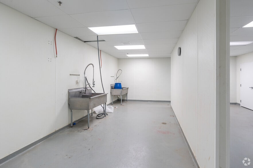 More Photos Of 3775 Kensington Ave, Philadelphia Light Distribution For Lease