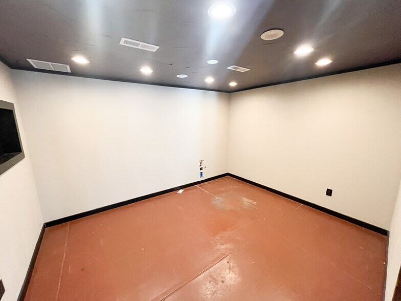 More Photos Of 509 W Olive St, Springfield General Retail For Sale