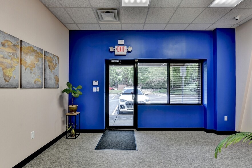 More Photos Of 4325 Creek Park Dr, Suwanee Light Distribution For Sale