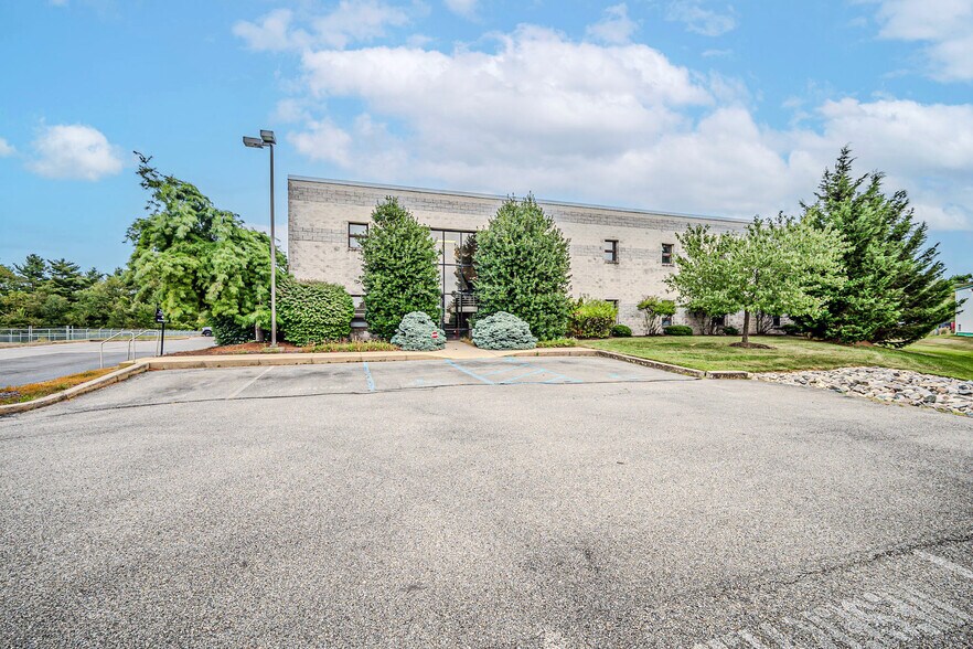 Primary Photo Of 40 McCullough Dr, New Castle Light Manufacturing For Lease