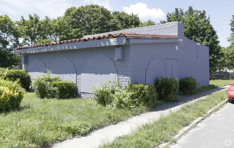 More Photos Of 336 Larkfield Rd, East Northport Freestanding For Lease