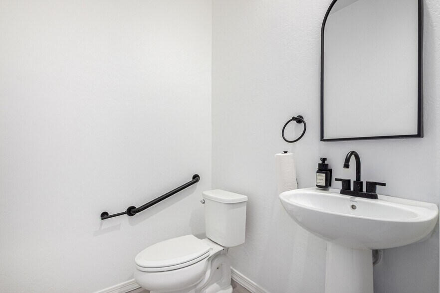 More Photos Of 10838 W San Juan Ave, Phoenix Healthcare For Sale