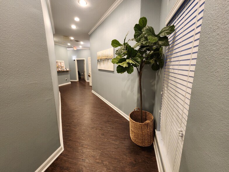 More Photos Of 225 E Edgewood Dr, Friendswood Hospital For Lease