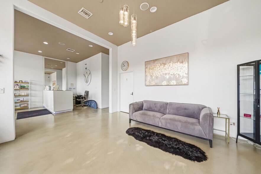 More Photos Of 351-353 S Robertson Blvd, Beverly Hills Storefront Retail Office For Lease