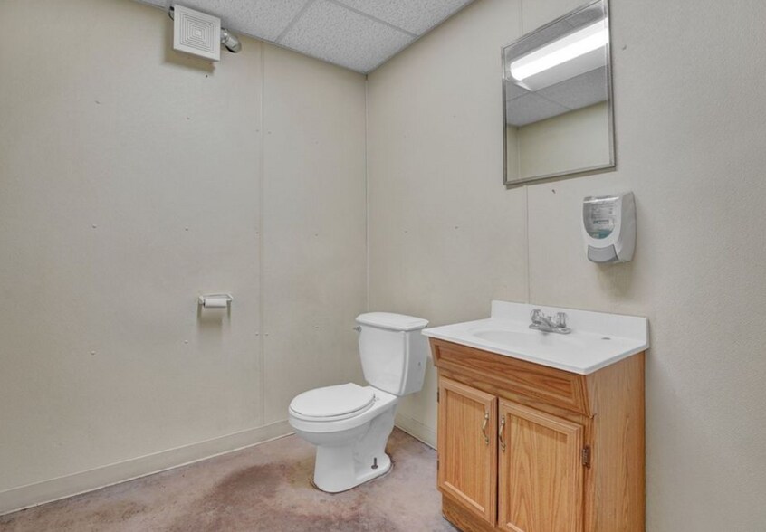 More Photos Of 87 N Main St, Franklinville Service Station For Lease