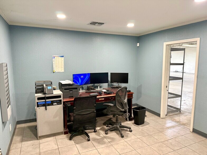 More Photos Of 5703 Kenwick St, San Antonio Warehouse For Lease