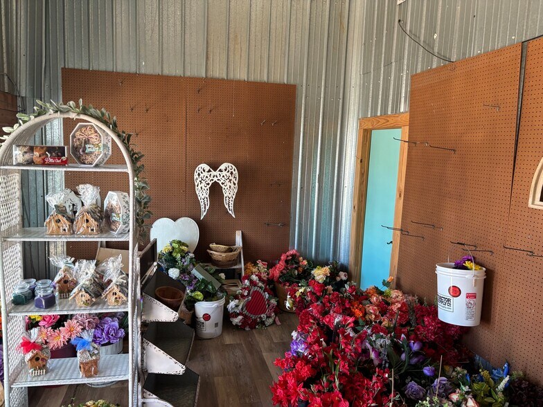 More Photos Of 9 NW Martin Luther King Ave, Idabel General Retail For Sale