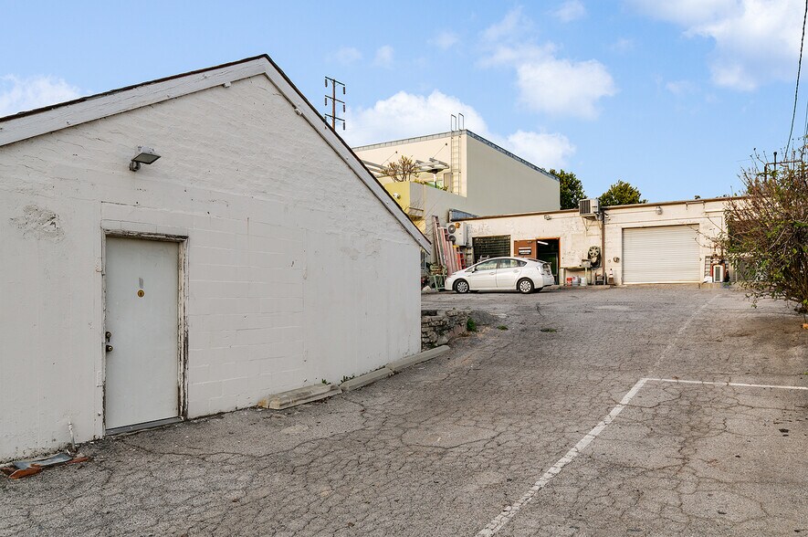 More Photos Of 1550 Victory Blvd, Glendale Office For Sale