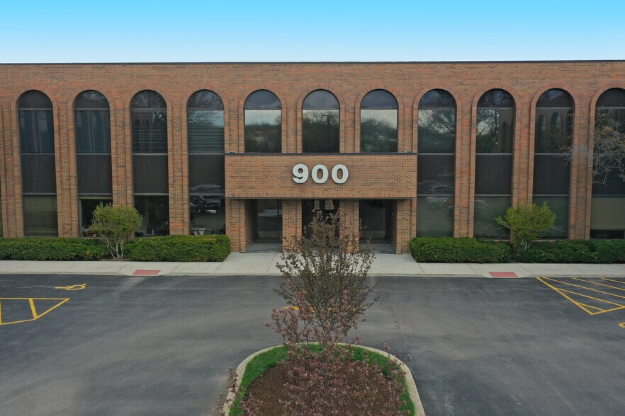 More Photos Of 900 N Shore Dr, Lake Bluff Office For Lease