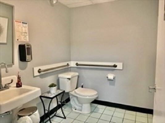 More Photos Of 132 S Main St, Acushnet Freestanding For Lease