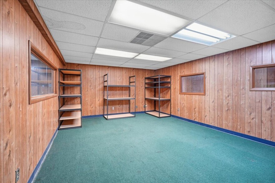 More Photos Of 3118 E Slaton Hwy, Lubbock Showroom For Sale