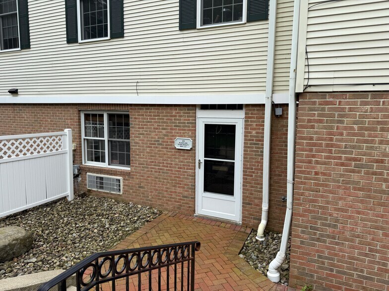More Photos Of 270 Park Pl, Chagrin Falls Loft Creative Space For Sale
