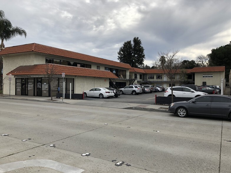 More Photos Of 22916 Lyons Ave, Santa Clarita Storefront Retail Office For Lease
