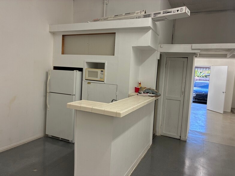 More Photos Of 3806 W Burbank Blvd, Burbank Storefront For Lease