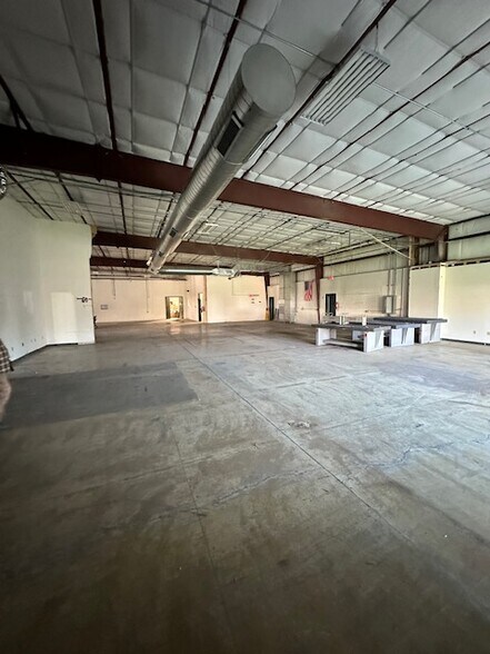More Photos Of 2211-2219 Eagle Dr, Middleton Flex For Lease